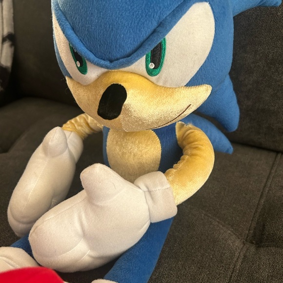Sonic the Hedgehog jumbo plush toy. - Picture 10 of 10